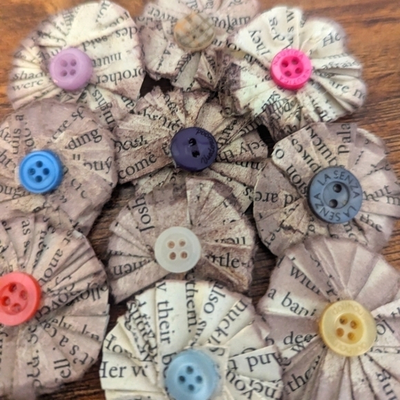 Set Of 10 Floral Embellishments With Buttons For Junk Journal/Scrapbooking - Picture 2 of 5
